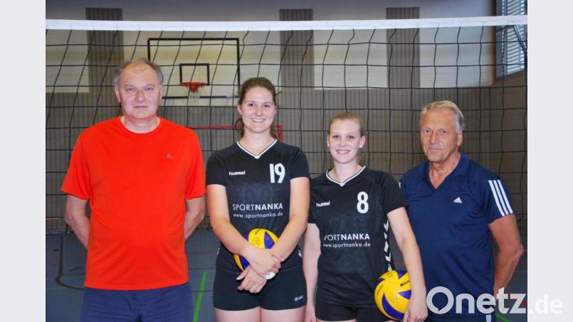 VC-Vorsitzender Gerd Spies (rechts) freut sich über die Neuzugänge (von links) Pavel Barborka, Helena Gleiß und Leonie Knaus. Bild: Christopher Dotzler