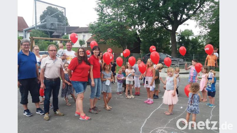 Drei, zwei, eins, Start: SPD-Ortsvereinsvorsitzende Sabine Eichermüller (vorne, Vierte von links) und die Kinder lassen die roten Ballons in die Lüfte steigen. Stadtrat Bernhard Stangl, Bürgermeister Werner Walberer und Silke Tanner (vorne, von links) verfolgen das Spektakel aufmerksam. Bild: flf