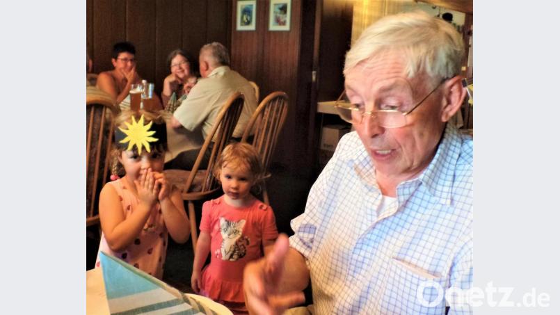 „Bitte Heiner, sing doch nochmal“, bitten die kleinen Gratulantinnen. Bild: jml