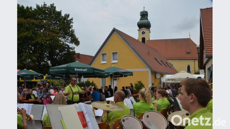 Die Roggensteiner Jugendkapelle mit Kapellmeister Josef Wolfrath spielten zünftig auf. Bild: dob