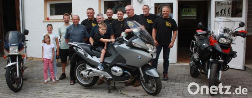 Die Mitglieder des Motorradstammtisch Bodenmühle um Franz Wittmann (Dritter von rechts) überreichten eine Spende in Höhe von 300 Euro an Familie Schmid. Mit dem Geld unterstützen die Biker die Spezialbehandlungen für den achtjährigen Hannes (auf dem Motorrad, sein Vater direkt dahinter). Mit dabei war Pfarrer Thomas Thiermann (Vierter von links). Bild: lk