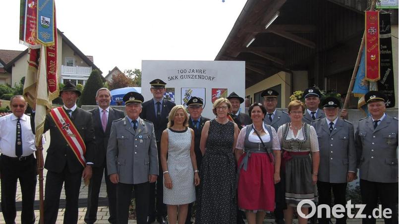 Nach dem Festgottesdienst (von links): Vorsitzender Hermann Trenz von der Soldatenkameradschaft Auerbach, der Fahnenträger der Kameradschaft aus Rauris, Bürgermeister Joachim Neuß, BSB-Kreisvorsitzender Richard Hofmann, BSB-Präsident Richard Drexl, Bürgermeistersgattin Christina Neuß, BSB-Bezirksvorsitzender Horst Embacher mit Gattin, Obmann Heinz Groder aus Rauris mit Gattin, stellvertretender SKK-Vorsitzender Peter Dimler, Stadträtin Maria Regn, die Fahnenabordnung der SKK Gunzendorf und Vorsitzender Josef Lehner. Bild: sck