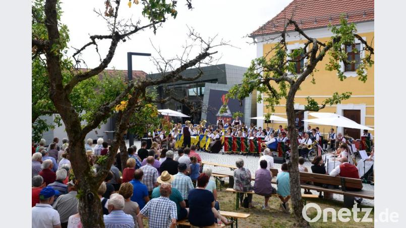 Abwechselnd spielten die drei Kapellen bei der Kreisserenade vor dem Landrichterschloss auf. Die Zuhörer unter den Obstbäumen waren von den Darbietungen begeistert. Bild: bey