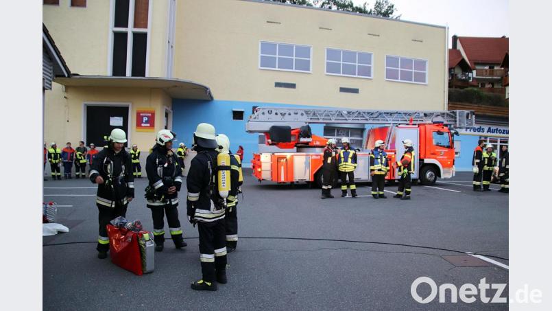 Die Einsatzkräfte vor dem Verbrauchermarkt. Bild: jma