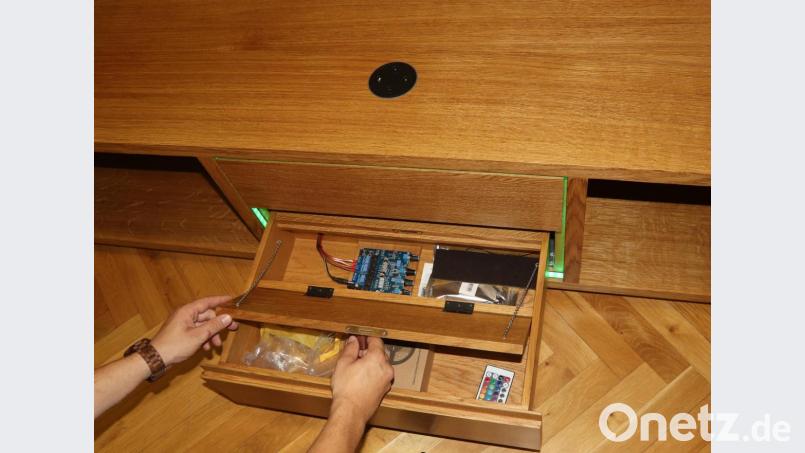 Früher war es ein Musikschrank, heute ein Smarthome-Möbel mit Internetanbindung. Alexander Wenkmann heimst damit eine Auszeichnung im Wettbewerb „Die gute Form“ ein. Bild: mfh