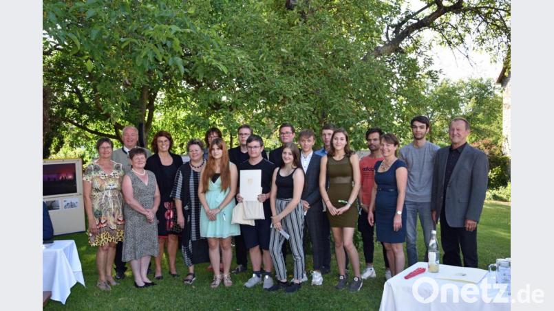 Die Projektgruppe freut sich zusammen mit Bezirkstagspräsident Franz Löffler, Bezirkskulturreferent Richard Gaßner, den Bezirksrätinnen Heidi Rackl und Gabriele Bayer, stellvertretender Schulleiterin Martina Auer-Bertelshofer und den betreuenden Lehrern Ursula Soderer und Heike Krafczyk. Bild: exb
