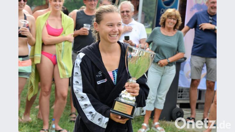 Mia Ströll, Tochter des verstorbenen Namensgebers des Cups, hält stolz den Siegerpokal. Bild: exb