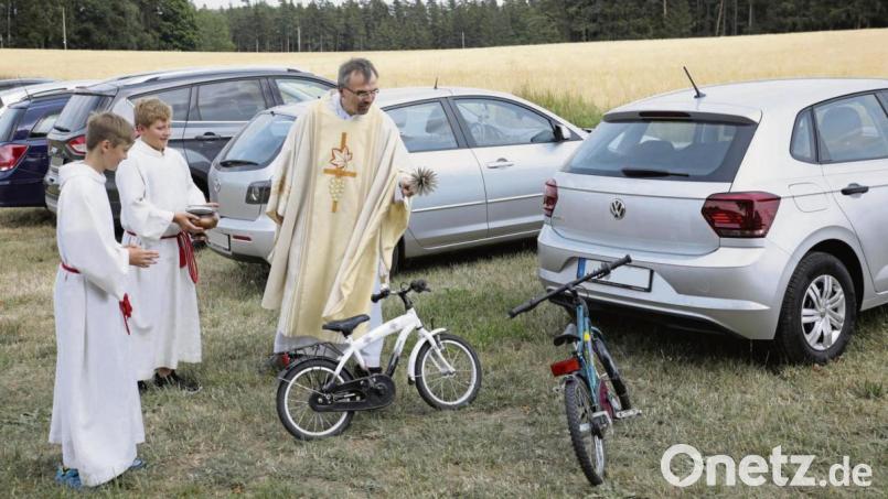 Im Anschluss segnete Pfarrer Martin Besold die Fahrzeuge und so manches schnell abgestellte Kinderfahrrad. Bild: njn