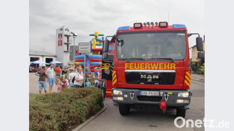 Das Hallenfest der Feuerwehr Nabburg stand ganz im Zeichen der Nachwuchsförderung. Heiß begehrt war neben der Riesen-Hüpfburg auch eine Tour im Feuerwehrauto: Einsteigen und "Ausfahrt frei!" Bild: aub