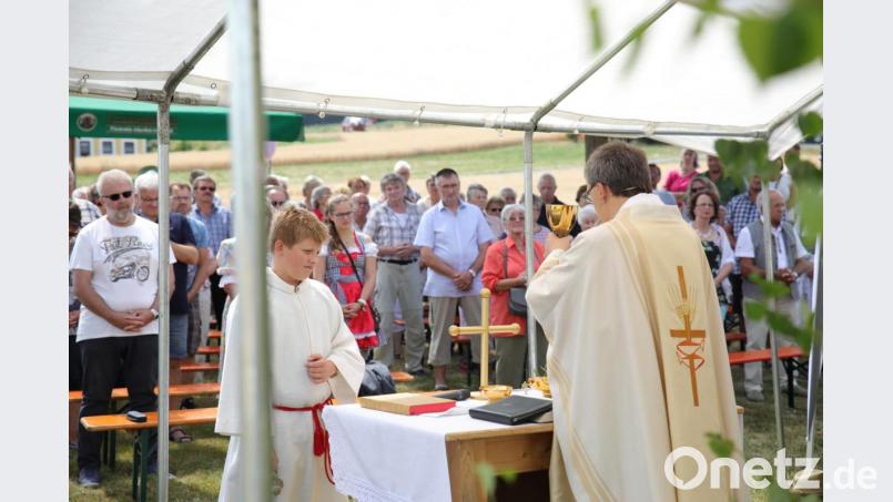 Pfarrer Martin Besold feierte vor der St.-Anna-Kapelle die Festmesse. Bild: njn