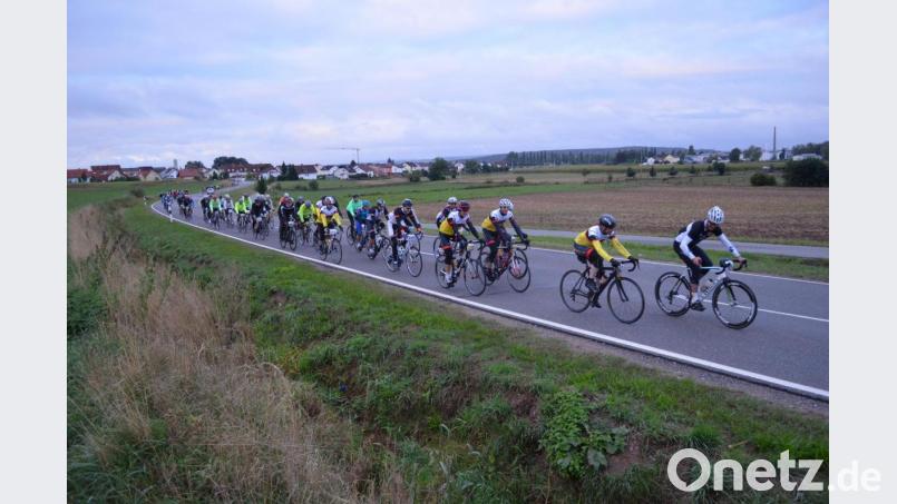 Der Start erfolgt früh um sieben: Die Radler nehmen den Marathon in Angriff. Bild: fz