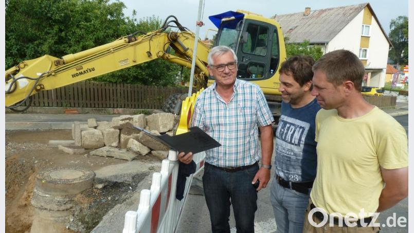 Ingenieur Hans Böckl (von links), Wassermeister Michael Blab und Bauleiter Tobias Baumer treffen sich am Dienstag zur Besprechung. Bild: Portner
