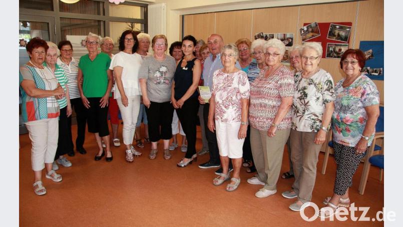 Ein volles Jahrzehnt lang leitete Wilma Bittner (8. von links) die Gymnastikgruppe. Künftig wird sie von Vlastina Liebscher (4. von links) geleitet. Anerkennend würdigten Bürgermeisterin Friederike Sonnemann (6. von links) und die Seniorenbeauftragten Altermann (links) und Weber (8. von rechts) die Verdienste Bittners. Bild: wro