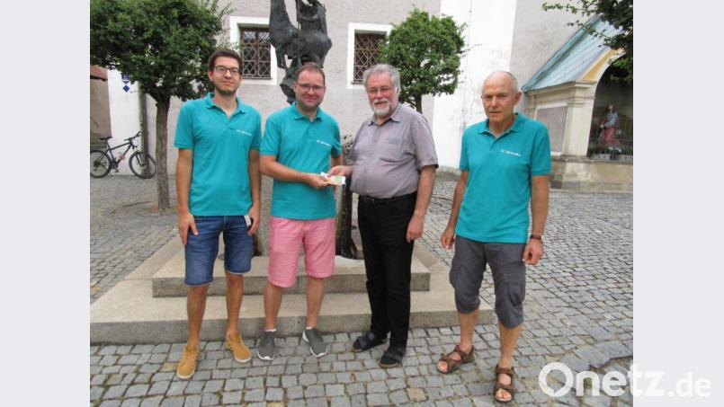Stadtpfarrer Edmund Prechtl bedankt sich bei den Vorstandsmitgliedern Dominik Giptner, Benny Walberer und Josef Bösl (von links) für die Spende. Bild: ffz