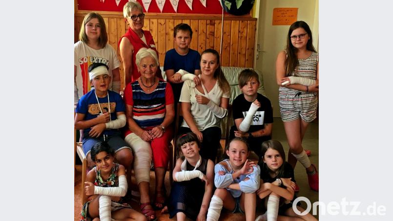 Auweia: Was gefährlich aussieht, macht Spaß. Mit Erste-Hilfe-Maßnahmen startete das Ferienprogramm der Arbeiterwohlfahrt. Bild: R. Kreuzer