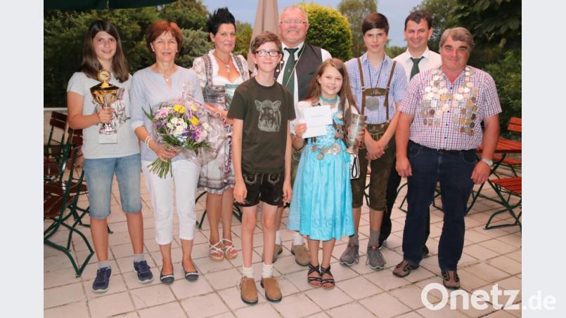 Nach der Proklamation: Das Bild zeigt die neuen Hoheiten und Pokalgewinner der Schützen. Bild: ral