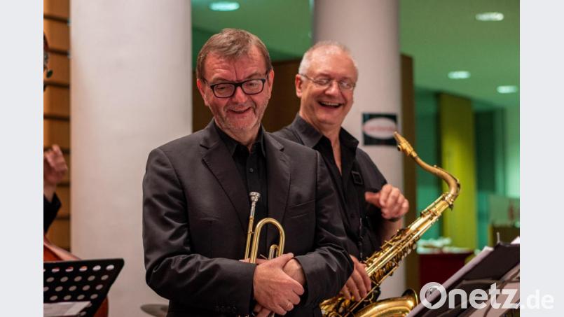 Das Dozentenkonzert des Jazzseminars zieht über 160 Gäste ins Foyer des Haupthauses der Sparkasse Oberpfalz Nord. Bild: pml