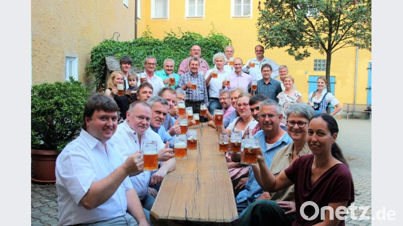 Die Kemnather Tester fällen am Dienstagabend ein positives Urteil über das diesjährige Wiesenfest-Bier. Bild: stg
