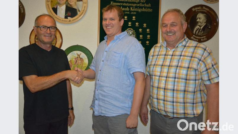 Zum ersten Königshüttener Bürgerschützenkönig wurde Martin Teubner (Mitte) gekürt. Teubner war einem von Bürgermeister Johann Burger (rechts) abgegebenen Glücksschuss am nächsten gekommen. „Eichenlaub“-Vorsitzender Eberhard Kirchner gratulierte. Bild: jr