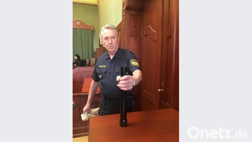 Dieser Radmutternschlüssel ist der Tatwaffe sehr ähnlich. Das Eisenrohr ist 38 Zentimeter lang und hat vier Zentimeter Durchmesser. An einer Seite befindet sich ein Sechskant-Schlüssel. Bild: ca