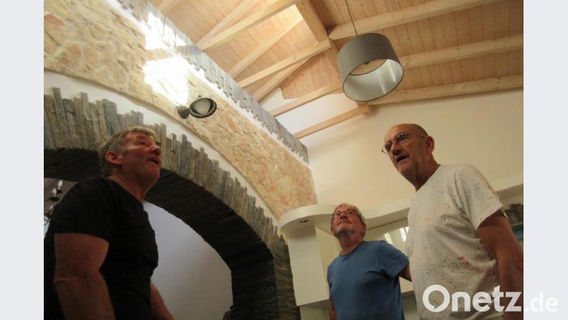 Der Sauerländer Franz Bieke (von links) inspiziert zusammen mit den Oberpfälzern Heiner Frieser und Ludwig Lindner den offenen Dachstuhl, den sie zu Beginn der Sanierung der Quinhta an die Algarve gebracht und auf das Haus gesetzt haben. Bild: ui