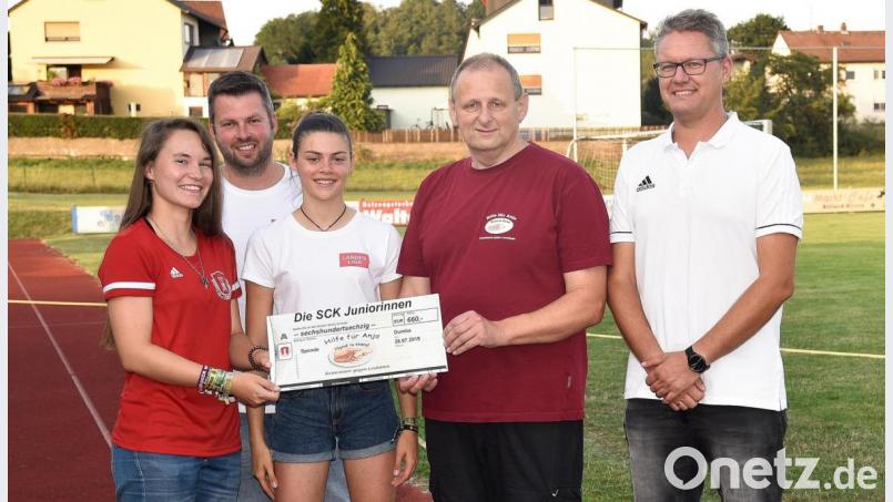 Einen Scheck über 660 Euro überreichen (on links) Alisa Plößner, Michael Hagenburger, Laura Hagenburger und Stephan Schmidt (von rechts) im Namen der Mannschaften und Funktionäre des Sportclubs an Michael Sporrer, den Vorsitzenden des Vereins &quot;Hilfe für Anja&quot;. Bild: ü