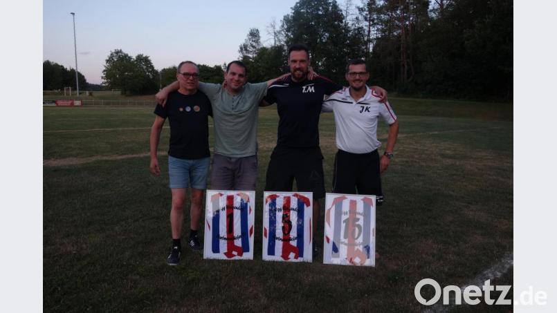 Vor dem Saisonauftakt sagt die Spielgemeinschaft Weigendorf/Hartmannshof Dank für geleistete Dienste (von links): Siegfried Zagel, Bernd Übler, Tobias Meyer und Jörg Kreussel. Bild: Marco Schwab