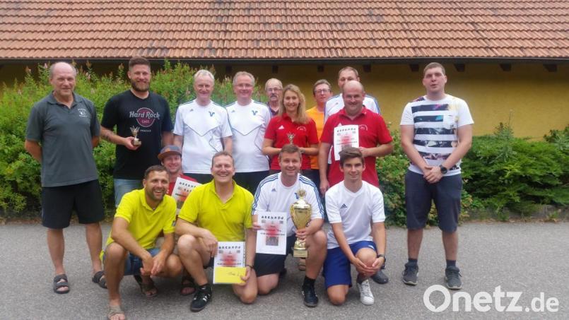 Die Eintracht-Kegler ehren die Sieger des Nichtaktiventurniers. Vorne, von links: Markus Lehner (Firefighter), Fabian Wild (Sieger Best of 9/Bayern Fanclub), Jürgen Merold (Firefighter), Markus Dimper (Raiffeisenbank Team), Tim Singer (Finalisten). Hinten, von links: Stefan Völkl (Org-Team Eintracht Eslarn), Jonny Meckl (bester Spieler/Sportheim Team), Robert Stahl und Werner Bäumler (Raiffeisenbank Team), Norbert Meindl (Sponsor Wanderpokal), Steffi Singer (beste Spielerin/Finalisten), Thomas Hacker (Sportwart), Markus Kleber (Finalisten), dahinter verdeckt Gerhard Uschold (Raiffeisenbank-Team), Erhard Reil (Vorstand Eintracht Eslarn) Bild: exb