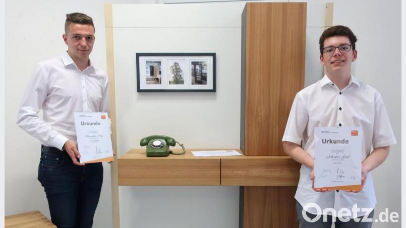 Maximilian Weiß (links) war Prüfungsbester der Schreiner, Johannes Graf (rechts) gewann mit seinem Telefonsideboard den Wettbewerb "Die Gute Form". Bild: Hirsch