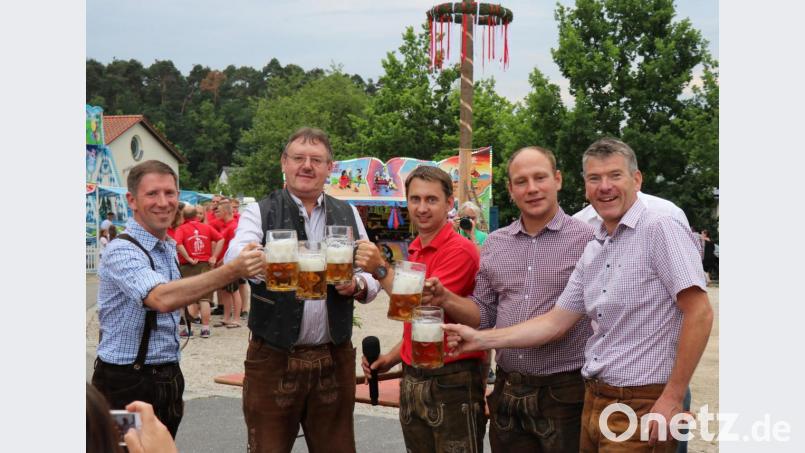 In gekonnter Weise meisterte Lt. Colonel Christopher L&#039;Heureux (li.) den Bieranstich. Mit am Foto: 1. Bürgermeister Hans-Martin Schertl, Kirwasprecher Manuel Plößner, Feuerwehr-Vorsitzender Kubilay Kuscuoglu und Braumeister Anton Bruckmüller. (v.l.n.r.) Bild: er