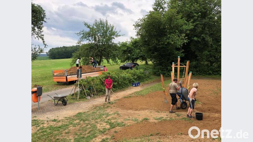 Die Gemeinde fuhr Erdreich an, das die Helfer des Gartenbauvereins Fürnried auf dem Spielplatz verteilten. Anschließend säten sie den Rasen an. Bild: Kerstin Bodendörfer