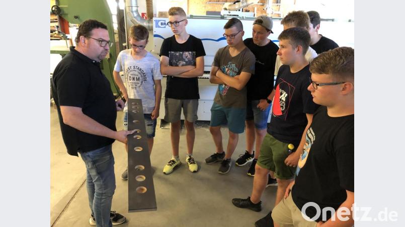 Beim Projekttag der Realschule im Stiftland Waldsassen besuchte eine Gruppe die Schreinerei Weiß in Mitterteich. Links Helmut Weiß. Bild: Realschule im Stiftland Waldsassen/exb
