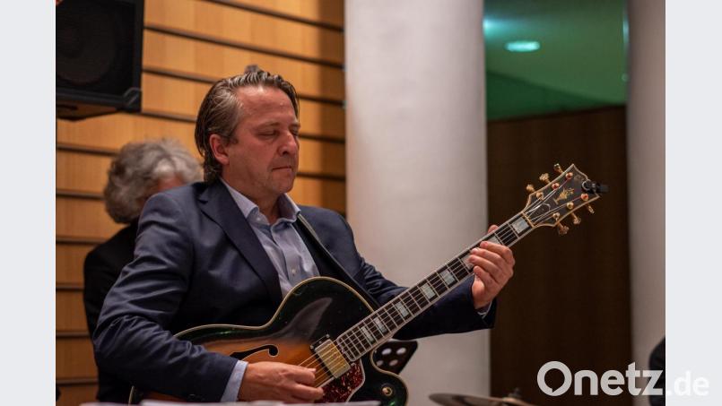 Das Dozentenkonzert des Jazzseminars zieht über 160 Gäste ins Foyer des Haupthauses der Sparkasse Oberpfalz Nord. Bild: pml