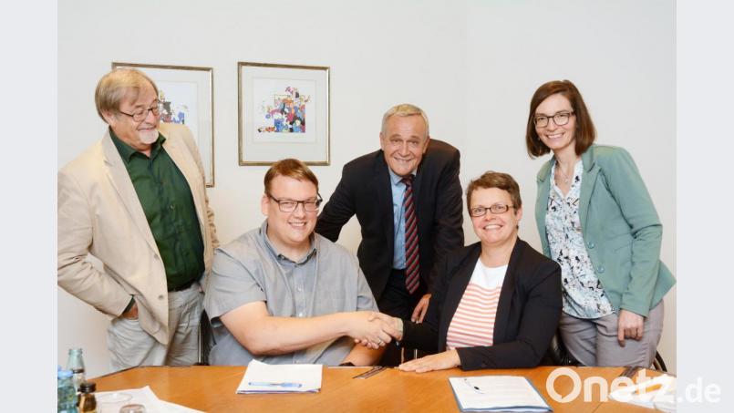 Alexander Grundler, ehemaliger Integrationsbeauftragter (Zweiter von links), übergibt sein Amt an seine Nachfolgerin Susanne Reinhard. Mit auf dem Bild: Veit Wagner, Sprecher des Integrationsbeirates (von links), Oberbürgermeister Kurt Seggewiß, sowie Roswitha Ruidisch, Leiterin der Stabstelle Presse, Öffentlichkeitsarbeit, Stadtentwicklung und Statistik. Bild: Gabi Schönberger