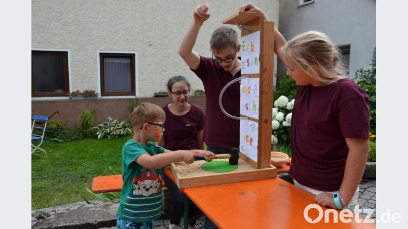 Erbsenschlagen und Dosenwerfen war eine weitere Aktion für die Kinder beim Dorffest. Bild: gi