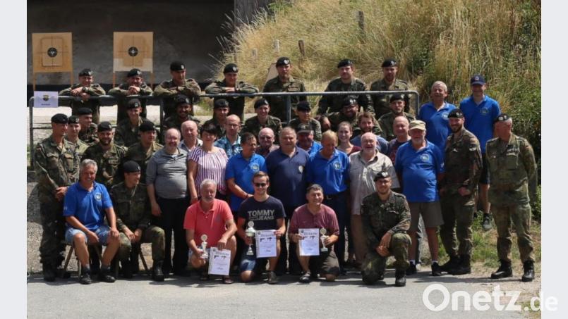Ein gutes Miteinander pflegen die Soldaten der Gebirgspanzerkompanie mit den Reservistenkameradschaften und der Bevölkerung der Gemeinde Thanstein. Das Bild zeigt die Teilnehmer des Patenschaftsschießen auf der Standortschießanlage in Pfreimd. Den Siegern Ludwig Dirscherl, Thomas Baier und Georg Ring (vorne, kniend von links) gratulierten Kompaniefeldwebel Christian Jagode und Hauptmann Philipp Konieczny (stehend, von rechts). Bild: dl