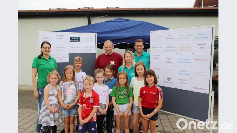 Jugendbeauftragte Tanja Groß (von links), Michael Sporer, der Vorsitzende des Vereins &quot;Hilfe für Anja&quot;, sowie Simone Sendlbeck und Gerd Kaufmann vom Elternbeirat der Grund- und Mittelschule freuen sich über die zahlreiche Beteiligung der Kinder und Jugendlichen am Benefizlauf. Bild: jma