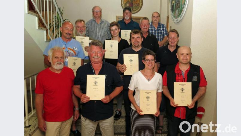 Die Kgl. priv. Feuerschützengesellschaft 1507 Weiden mit Schützenmeister Johannes Breyer (links vorne) und stellvertretender Schützenmeisterin Claudia Glaubitz (rechts zweite Reihe) ehrte die Sportschützen Bild: Dobmeier Bild: Dobmeier