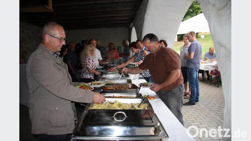 Beim Büffet, das im Pfarrstadel auf die hungrigen Gäste wartete, konnte sich jeder nach Herzenslust bedienen. Bild: wro