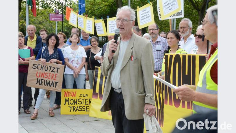 Die Bürgerinitiative Neustadt-Weiden hat am Dienstag erneut zum Protest aufgerufen: Rund 130 Teilnehmer, auch aus den Landkreisen Hof, Wunsiedel und aus Nürnberg folgten. Bild: Gabi Schönberger