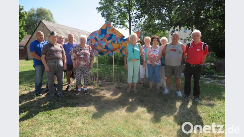 Zum Ende des Reha-Kurses hat Alfons Foitzik (rechts) für die Teilnehmer eine Wanderung auf dem Kemnather Karpfenweg organisiert. Bild: jzk