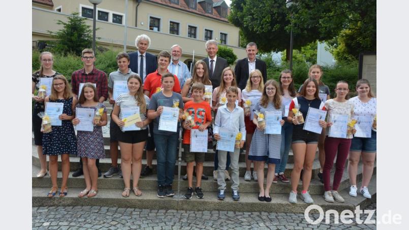 Mit der Freiwilligen Leistungsprüfung D1 und D2 zeichnete die Kreismusikschule diesen Mädchen und Buben aus. Die 20 Schüler der Kreismusikschule stellten sich erfolgreich der Prüfungskommission und wurden jetzt mit der Bronzenen und Silbernen Stimmgabel belohnt. Die Ehrengäste gratulierten. Bild: jr