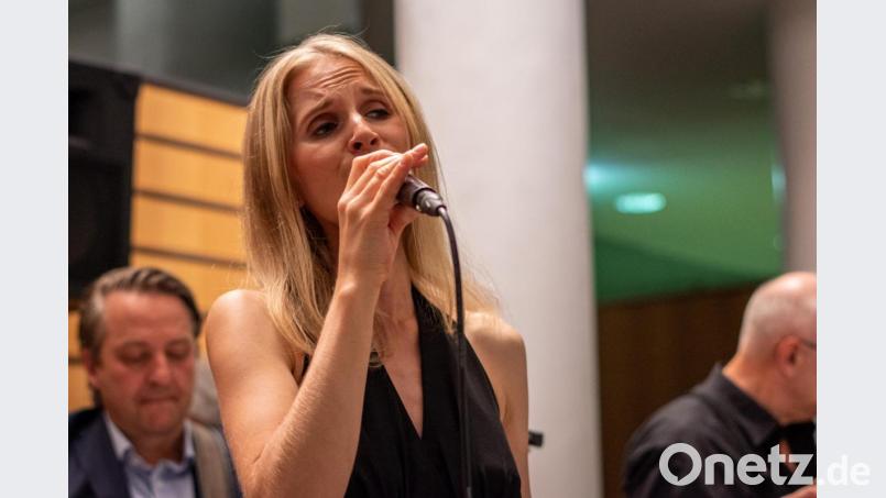 Das Dozentenkonzert des Jazzseminars zieht über 160 Gäste ins Foyer des Haupthauses der Sparkasse Oberpfalz Nord. Bild: pml