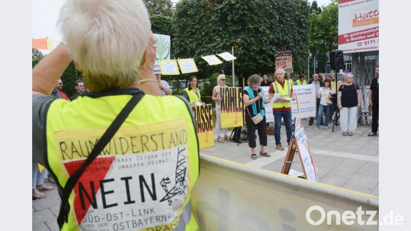 Die Bürgerinitiative Neustadt-Weiden hat am Dienstag erneut zum Protest aufgerufen: Rund 130 Teilnehmer, auch aus den Landkreisen Hof, Wunsiedel und aus Nürnberg folgten. Bild: Gabi Schönberger