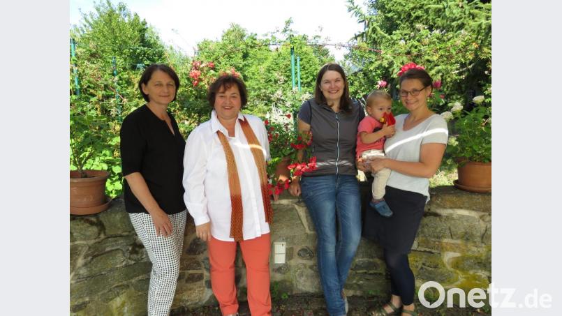Johanna Zettl, Cornelia Stahl, Anja Stock und Susanne Lehner (v. li.) ziehen zufrieden Bilanz nach einem halben Jahr ihrer neuen Veranstaltungsreihe "Der Natur auf der Spur". Die monatlich thematisierten Kräuterführungen werden gut angenommen. Bild: ubb