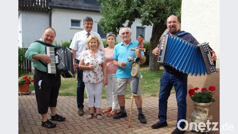 Große Überraschung aus Weiden, gleich zu Beginn der Geburtstagsfeier. Die Vollblutmusiker Norbert Fiedler und Buwi Voit erfreuen mit einem Geburtstagsstanderl. Walter Brunner &quot;überspielt&quot; seine Rührung, greift zur Teufelsgeige und mischt kräftig mit. Das freut auch Gattin Anni, Tochter Elvira aus Nürnberg und Bürgermeister Edgar Knobloch. Bild: az