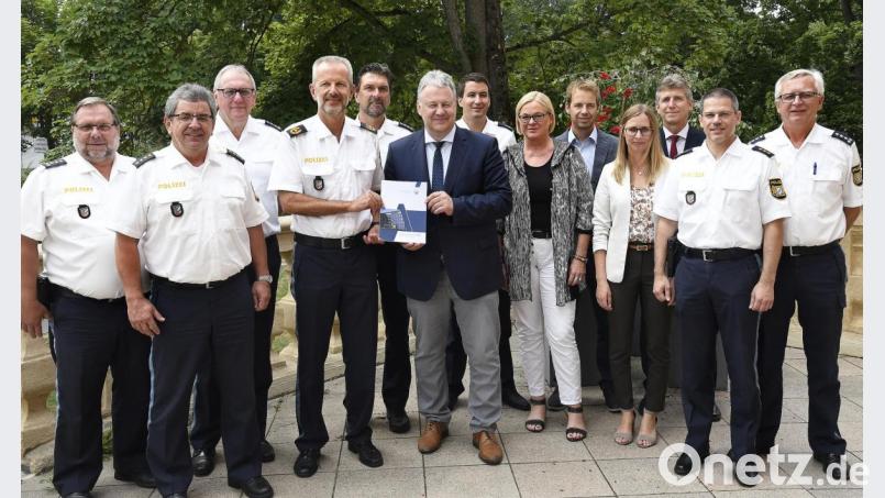 Über die Sicherheitslage in Amberg-Sulzbach tauschten sich Vertreter des Polizeipräsidiums Oberpfalz und der Polizeiinspektionen mit dem Landrat und Mitarbeitern des Landratsamts aus. Bild: Petra Hartl