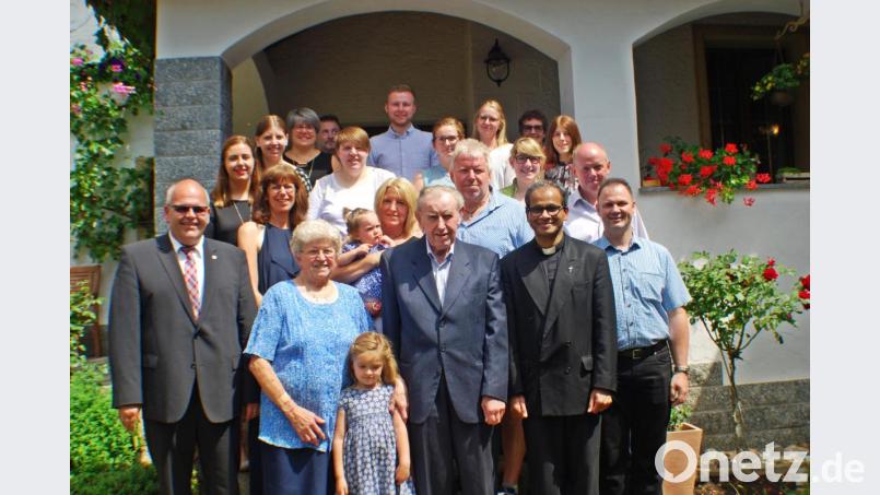 80. Geburtstag von Gerhard Bauer (vorn Mitte mit Ehefrau). Es gratulierten Bürgermeister Klaus Meyer, Pfarrer George Parankimalil und Pfarrgemeinderatssprecher Stefan Forster (erste Reihe von links), die Seniorenbeauftragte Beate Ott sowie Kinder und Enkel. Bild: enz