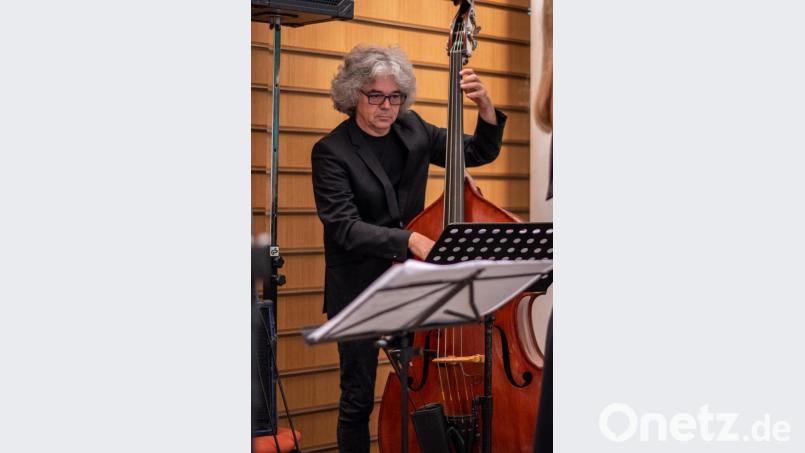 Das Dozentenkonzert des Jazzseminars zieht über 160 Gäste ins Foyer des Haupthauses der Sparkasse Oberpfalz Nord. Bild: pml