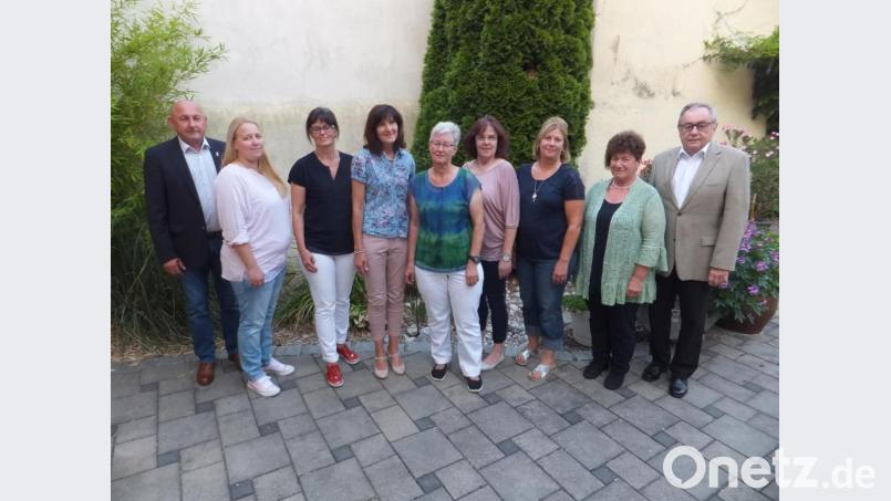 Der Gemeinderatskandidatin Evi Höllerer (vierte von links) gratulierten CSU-Vorsitzender Georg Götz, Diane Schoberth (JU), stellvertretende FU-Kreisvorsitzende Birgit Barth (von links), stellvertretender Landrat und Altbürgermeister Hans Kummert, stellvertretende FU-Kreisvorsitzende Brigitte Trummer, stellvertretende FU-Vorsitzende Anneliese Hoffmann, Claudia Graf und Klara Rauch) von rechts). Bild: ibj